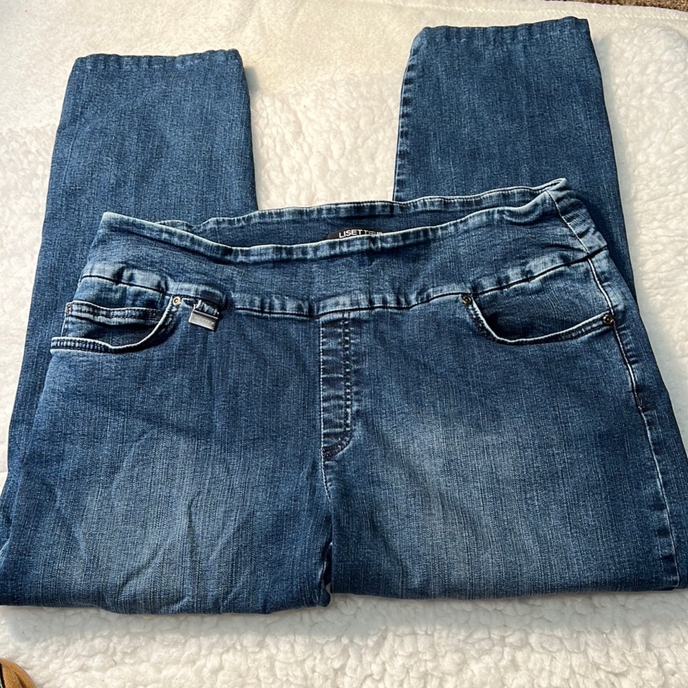 Lisette Pullon Capris with shortened hems and Pearl embellishment. Size 16.